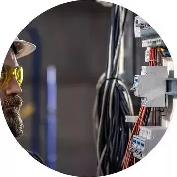Eletricista 24 horas em Arapiraca realizando troca de disjuntor com segurança