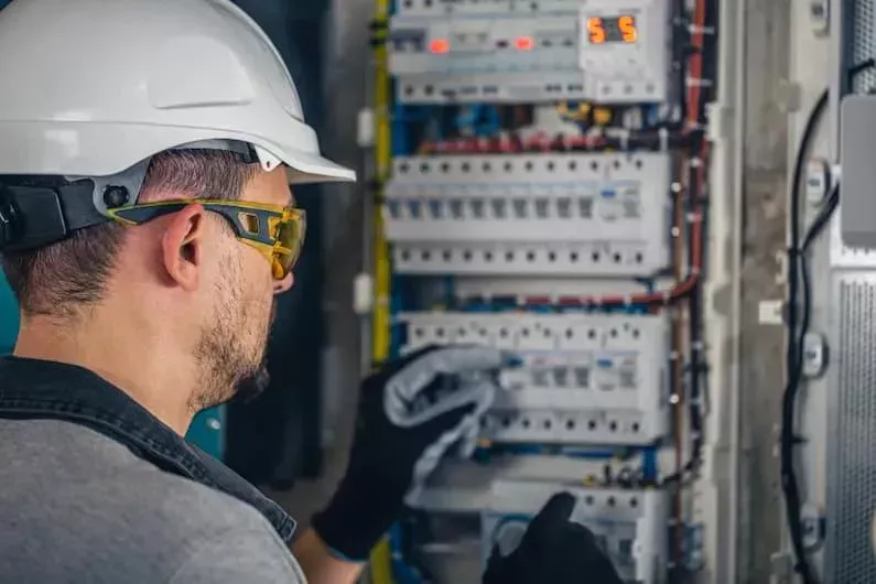 Eletricista 24 horas realizando atendimento emergencial em Arapiraca