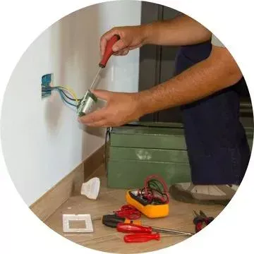 Eletricista 24 horas em Arapiraca realizando reparo de fiação elétrica com segurança