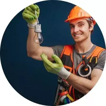 Eletricista 24 horas em Arapiraca fazendo manutenção de chuveiro elétrico 220V